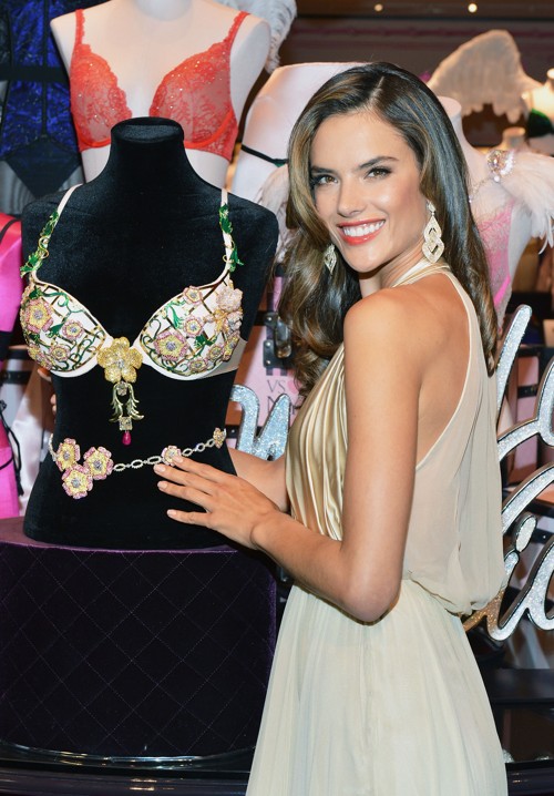 Алессандро Амбросио представила белье Floral Fantasy Bra стоимостью $2,5 млн. Фоторепортаж